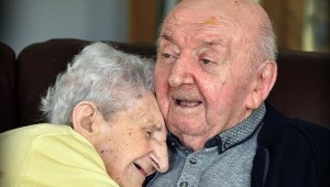 בת 98 עברה לבית אבות - כדי לטפל בבנה בן ה-80