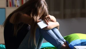  זינוק בדיכאון ומחשבות אובדניות בקרב מתבגרים