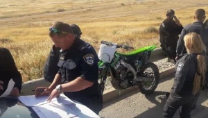 רוכב אופנוע רעול פנים מנסה להימלט מהשוטרים ונלכד