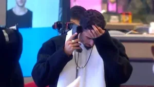 אליאב מנסה להתקשר לאחותו ולא מצליח לעצור את הדמעות