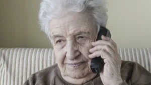 חשיפה: מבט מבפנים אל עושק הקשישים של חברות הטלמרקטינג