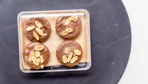 המתכון של עומר שפיר לעוגיות שוקולד, בוטנים וקרמל 