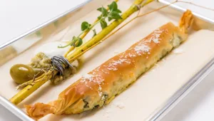 המתכון של נבחרת שף ארז קומרובסקי למאפה פילו במילוי גבינות ותרד לצד חציל בטאבון ויוגורט