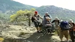 הצעיר שהמציא עבור אביו כיסא גלגלים שמאפשר לטפס על הרים