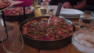 הכירו את ה"דיפ דיש": הפיצה המוגזמת של שיקגו
