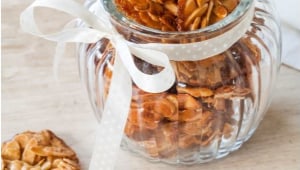 פריכות קרמלית: עוגיות שקדים וסילאן שמכינים בחצי דקה