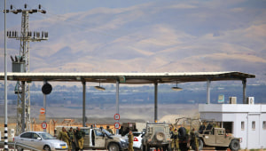 ניסיון פיגוע במעבר אלנבי: פלסטיני ניסה לחנוק חייל • תיעוד