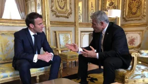 4 ימים לפני הבחירות: לפיד נפגש עם נשיא צרפת בארמון האליזה