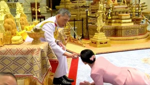 תאילנד: המלך נשא לאישה את שומרת הראש שלו