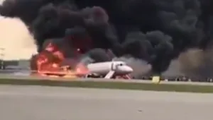 מטוס עלה באש במהלך נחיתת חירום ברוסיה; 41 בני אדם נהרגו