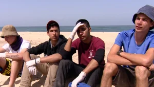 "כדי להעביר מסר": הנערים שיצאו לנקות את החופים - וסחפו רבים