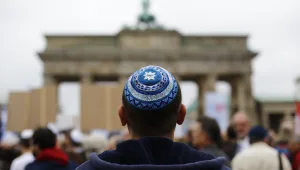נציב המאבק באנטישמיות בגרמניה: "לא ממליץ ליהודים לחבוש כיפה"