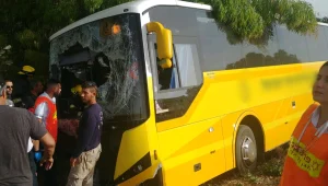 נהג אוטובוס הידרדר לתעלה ונפצע בינוני; 11 ילדים נפגעו קל