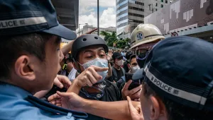 המחאה בהונג קונג נמשכת: אלפים חסמו את מטה המשטרה