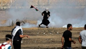 כ-6,000 פלסטינים הפגינו לאורך גבול עזה; 81 נפצעו