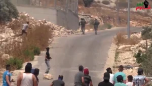 חיילים תועדו "נמלטים מפלסטינים"; צה"ל בתגובה - "סרטון מגמתי"