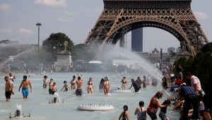 מצטננים במזרקות ומתיזים מים: גל החום באירופה שובר שיאים