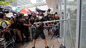 המחאה בהונג קונג: מפגינים אוחזי מטריות הסתערו על בניין ממשלה