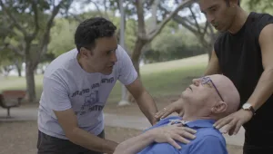 רמי ויגאל מנסים לעזור לאדם שחטף התקף לב בפארק