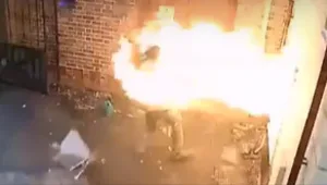 תיעוד: פעיל ימין קיצוני מצית בית כנסת בבריטניה - ונשרף