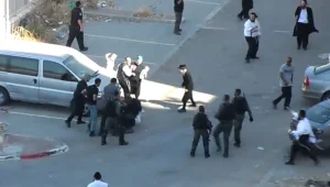 תיעוד: שוטרים מתנפלים על גבר חרדי במהלך הפגנה בבית שמש