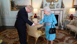 מפגש עם המלכה והמפגינים: יומו הראשון של ג'ונסון כר"מ בריטניה