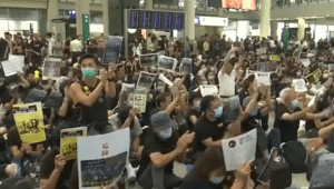 הונג קונג: מפגינים השתלטו על אולם קבלת הפנים בנמל התעופה