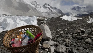 נפאל תאסור שימוש במוצרי פלסטיק חד פעמיים באזור האוורסט