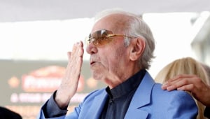 שארל אזנבור, מגדולי הזמרים בכל הזמנים, מת בגיל 94