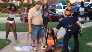 הסרטון שמסעיר את ארה"ב: שוטרים תוקפים ילדים בברוטאליות במסיבת בריכה