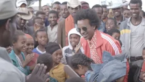 חוזר לשורשים: גילי יאלו מבקר באתיופיה עם שיר גרובי באמהרית