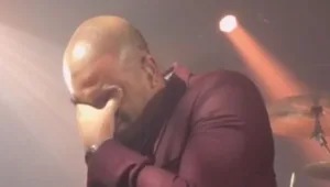 מרגש: צפו באייל גולן פורץ בבכי באמצע הופעה