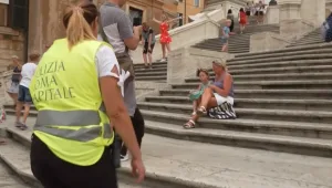 ישיבה על מדרגות ושימוש במוט סלפי: המעשים שיגררו קנס באירופה