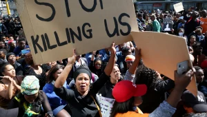 "האם אני הבאה בתור?": אלפים הפגינו בדרום אפריקה נגד רצח נשים