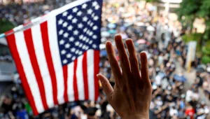 התחדשו ההפגנות בהונג קונג: אלפים מחו מול הקונסוליה האמריקנית