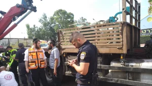 כתוצאה מקריסת מנוף שמותקן על משאית: פועל כבן 60 נהרג בחיפה