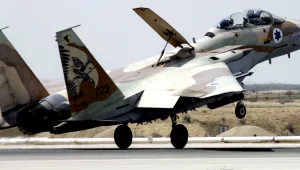 מטוס F15 של חיל האוויר ביצע נחיתת חירום על 2 גלגלים - הטייסים לא נפגעו