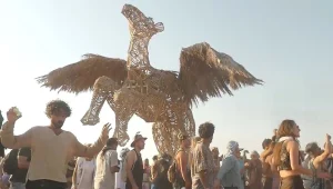 הגמל המעופף: המיצג הענקי שהדהים את משתתפי פסטיבל המידברן