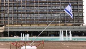 דגל מט ליפול הוצב בכיכר רבין: "פרובוקציה זולה ומקוממת"