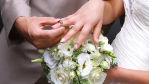 תקועים בדרך לחופה: הזוגות שלא יכולים להינשא בארץ - או בחו"ל