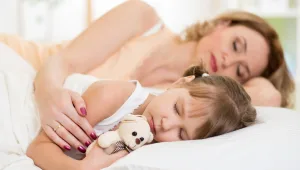 לישון עם ההורים: בעד או נגד?