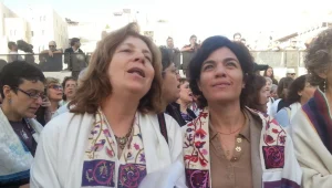 נשים התפללו בכותל עם טלית, נעצרו ושוחררו: "לא הן התחילו בפרובוקציה"