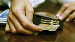 דרמה בענף כרטיסי האשראי: המפקח על הבנקים יקבע את גובה העמלה הצולבת