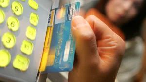 הבנקים מחליפים ללקוחות מאות כרטיסי אשראי לאחר ניסיון עוקץ