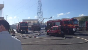 שלושה פועלים במפעל בעכו נפצעו בשריפה, תושבי עין המפרץ הוזהרו מהעשן