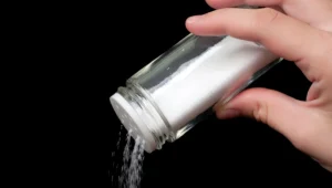 בדיקת חדשות 10: כמה מלח מוסיפים לנו לאוכל ברשתות המזון?