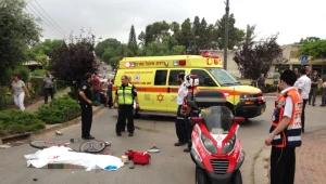 בן 10 שרכב על אופניו נהרג מפגיעת רכב בשרון