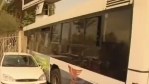 תיעוד תאונת האוטובוס: כך התנגש הנהג בחצר המוזיאון