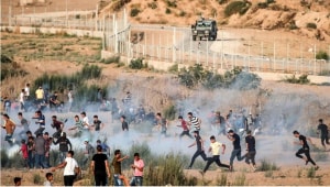 כ-7,000 פלסטינים הפגינו בגבול הרצועה; "צעיר נהרג ו-63 נפצעו"