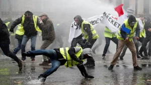 במחאה על מחירי הדלק: הפגנות אלימות בפריז; עשרות נעצרו